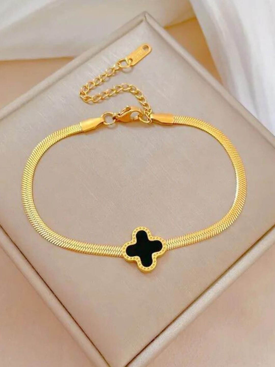 

SALVE Stainless Steel Anti-Tarnish Clover Wraparound Snake Chain Bracelet, Gold