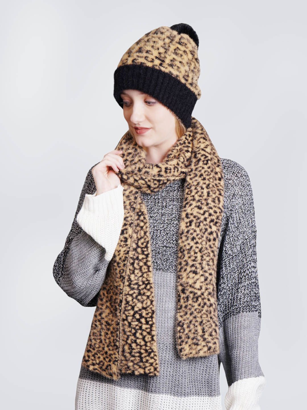 

Bharatasya Dalmatian pattern Fur pom knitted Cap & Muffler Set, Brown