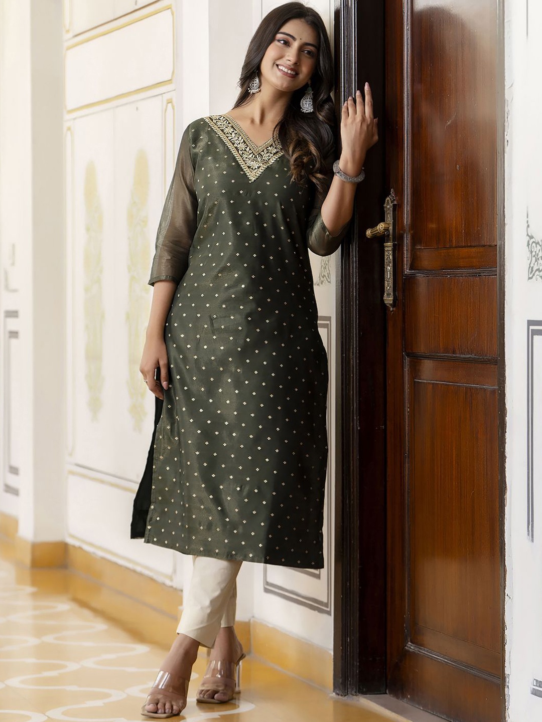 

VredeVogel Floral Woven Design Round Neck Regular Thread Work Straight Kurta, Green