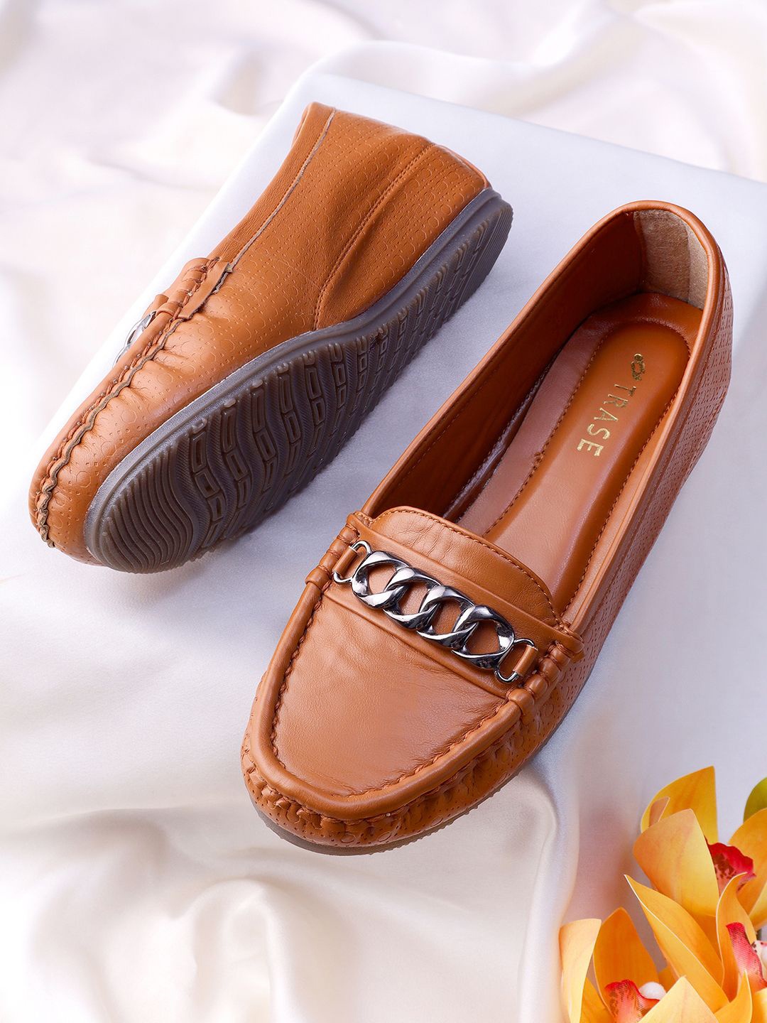 

TRASE Women Round Toe Slip-On Loafers, Tan