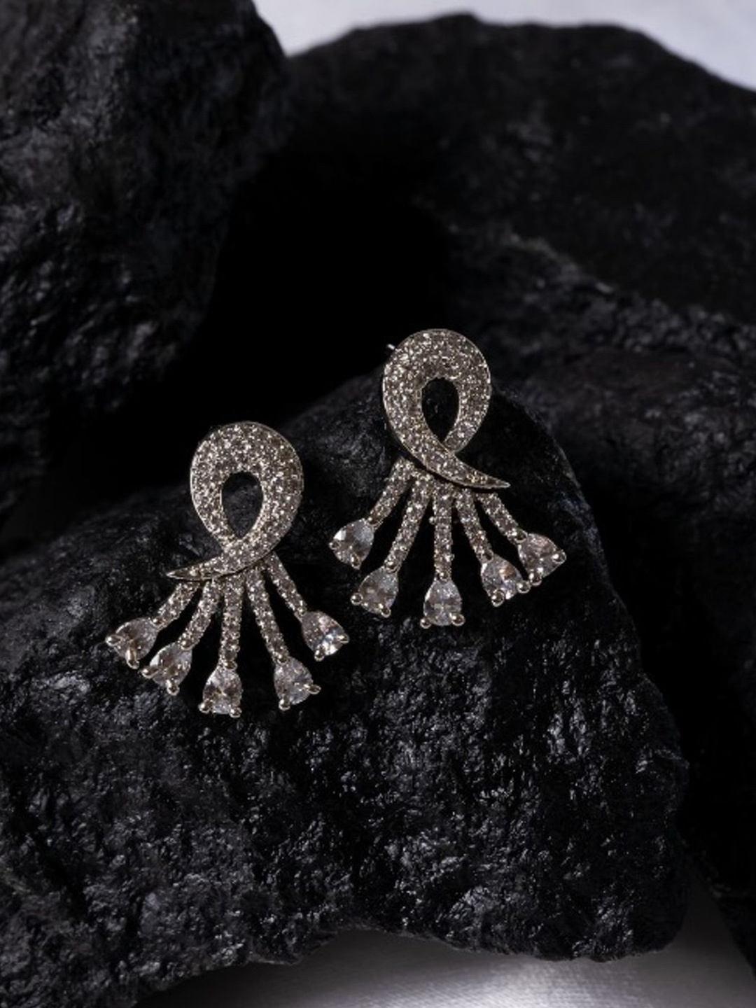 

PUTSTYLE Contemporary Studs Earrings, Silver