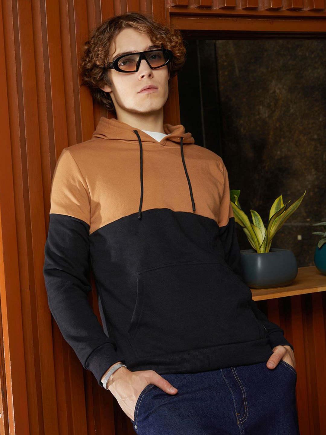 

Campus Sutra Men Colourblocked Hooded Sweatshirt, Black