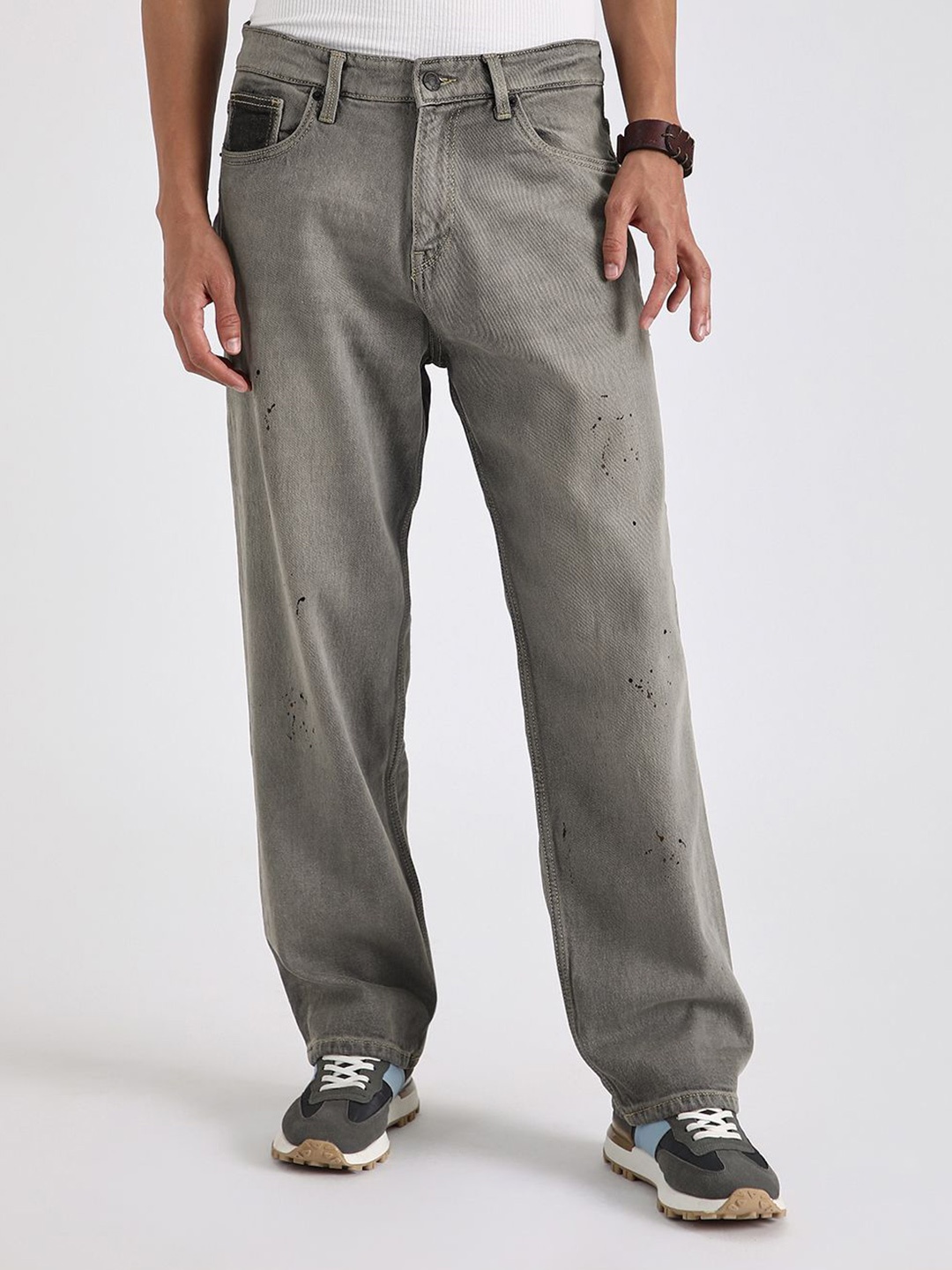 

Banana Club Men Classic Relaxed Fit Mildly Distressed Light Fade Jeans, Grey