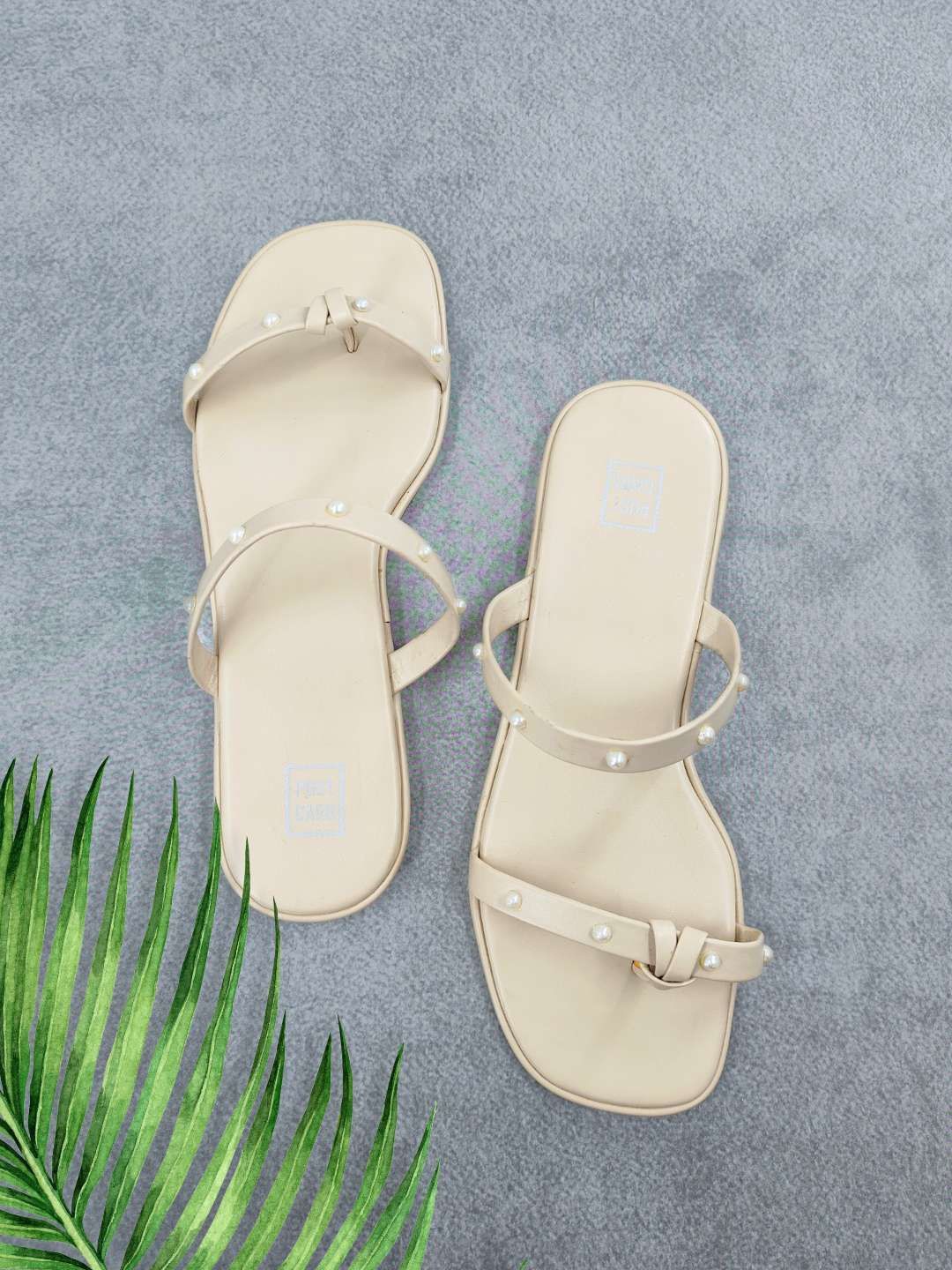 

POSTCARD Women Embellished One Toe Flats, Off white