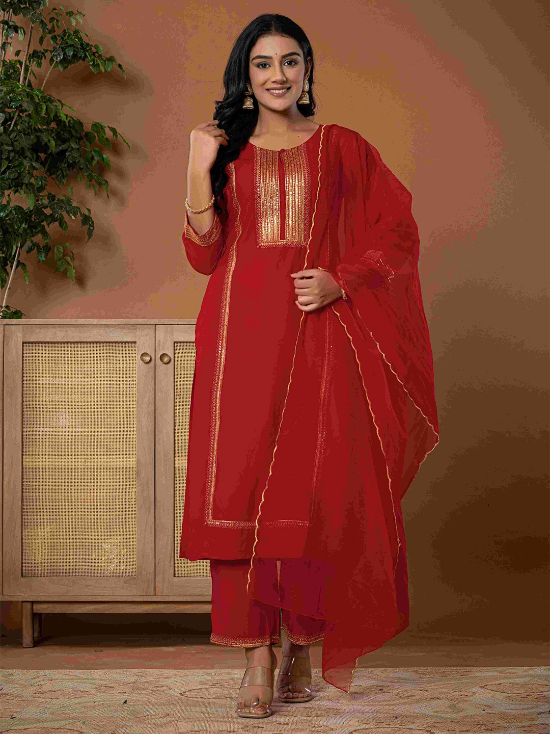 

Do Dhaage Floral Yoke Design Sequinned Keyhole Neck Straight Kurta With Trouser & Dupatta, Red