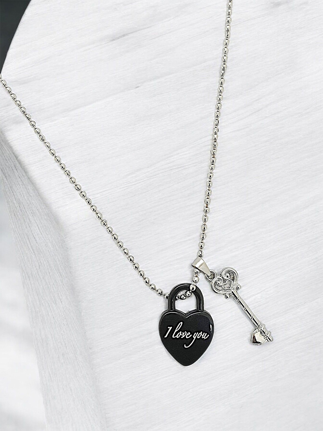 

9blings Men Silver-Plated Heart Lock-Shaped Pendant With Chain
