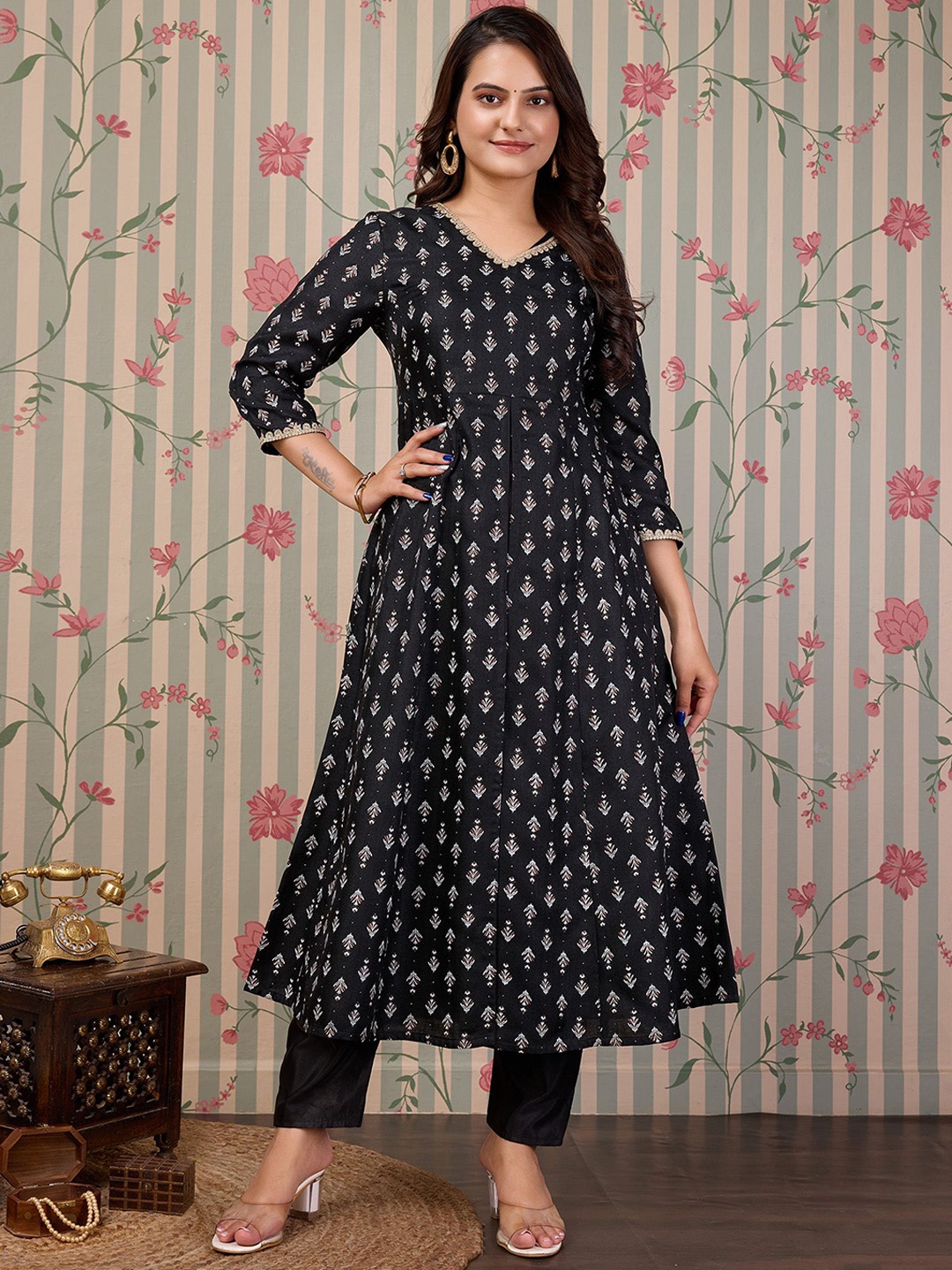 

Ode by House of Pataudi Floral Printed V-Neck Anarkali Kurta With Front Slit, Black