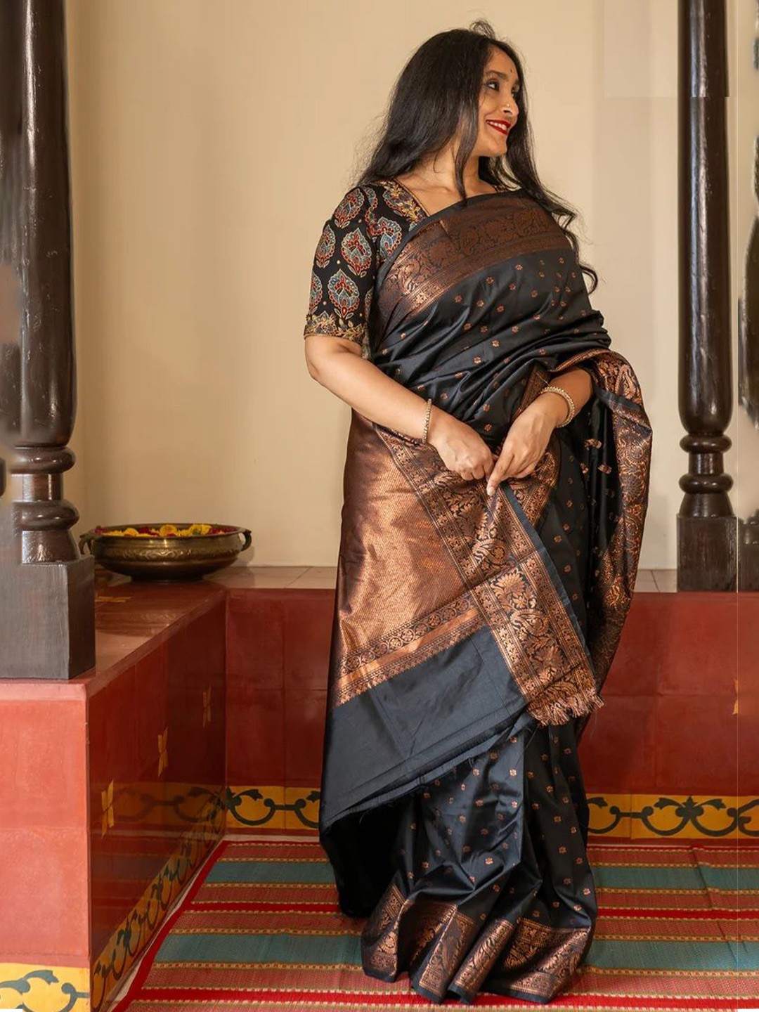 

VASALI Woven Design Zari Kanjeevaram Saree, Black