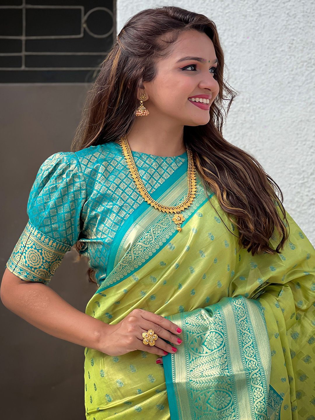 

Ishin Woven Design Zari Tissue Saree, Green