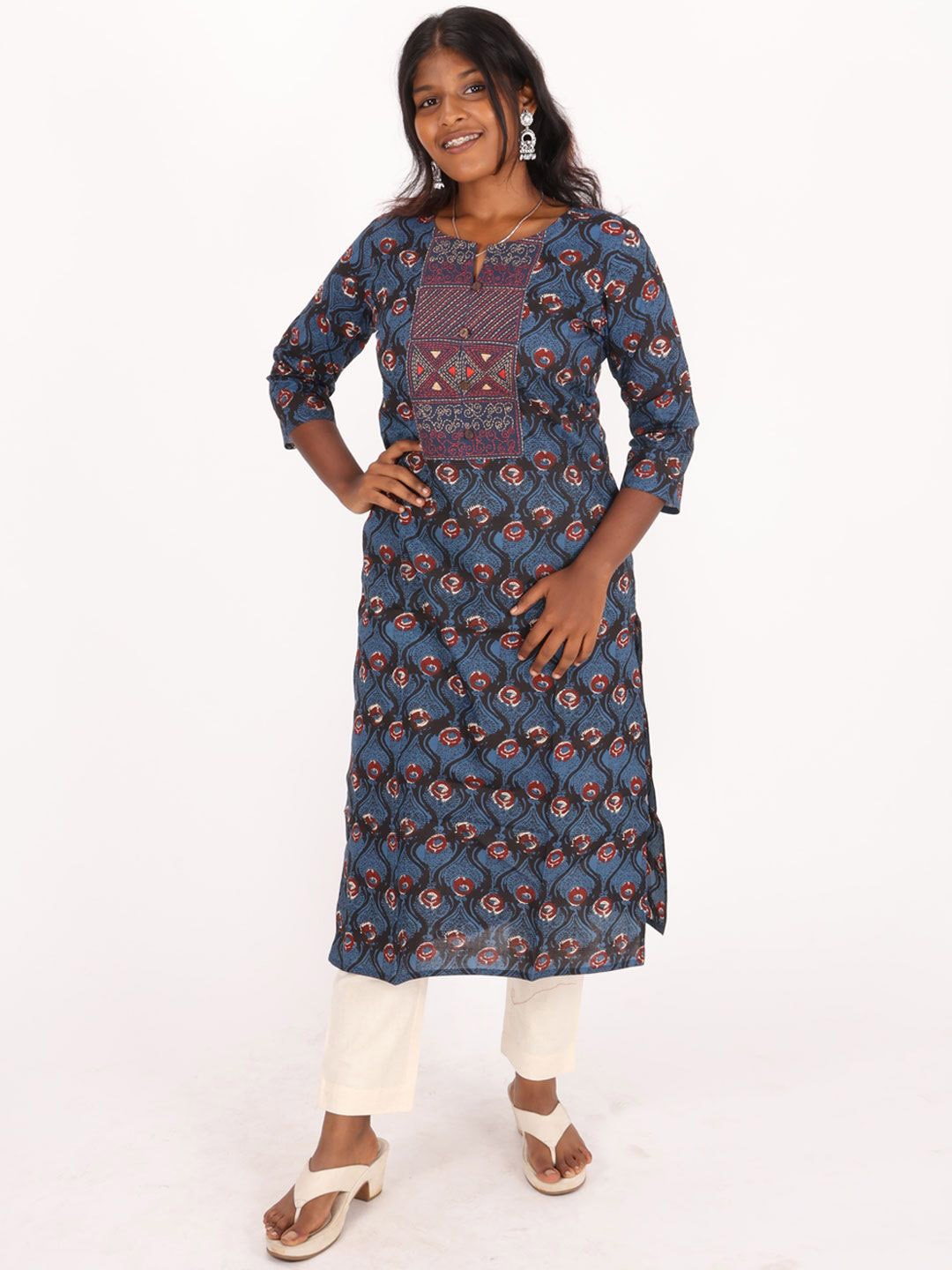 

Avishya Ethnic Motifs Printed Gotta Patti Cotton Straight Kurta, Blue