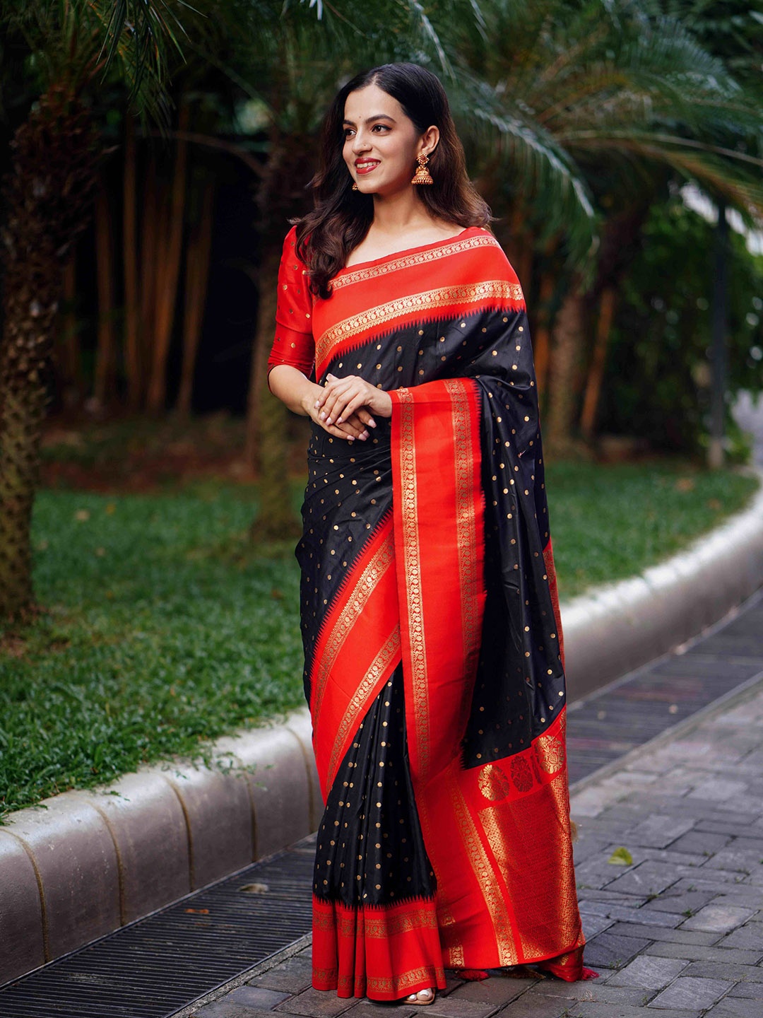 

STAVA CREATION Woven Design Zari Saree, Black