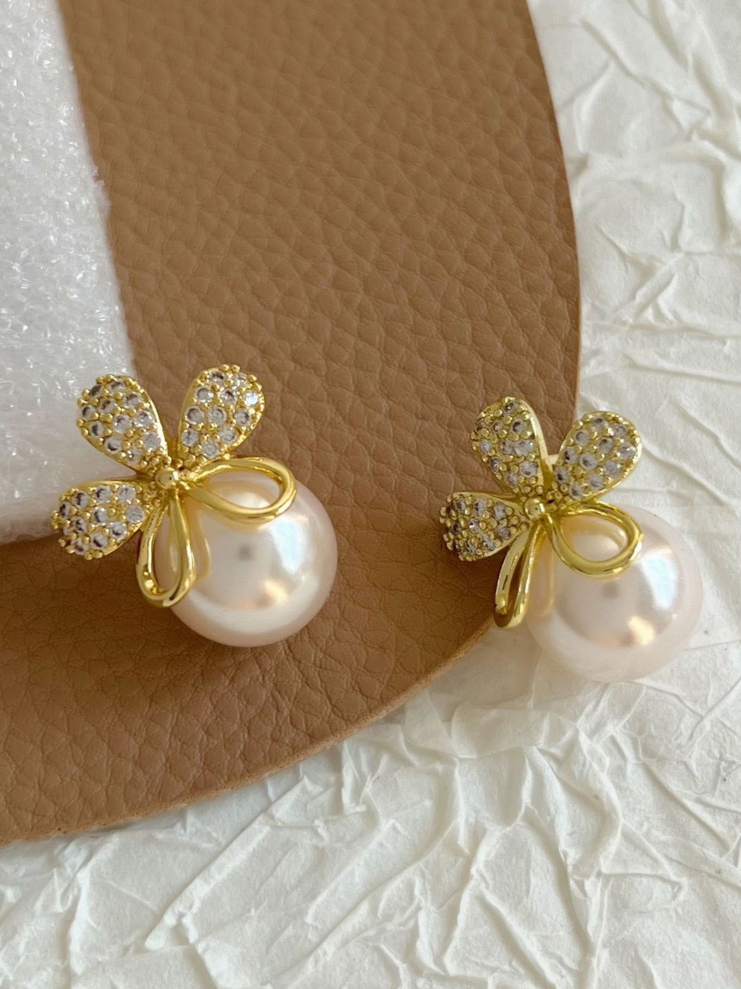 

FIMBUL Gold Plated Pearl & Rhinestone Floral Studs