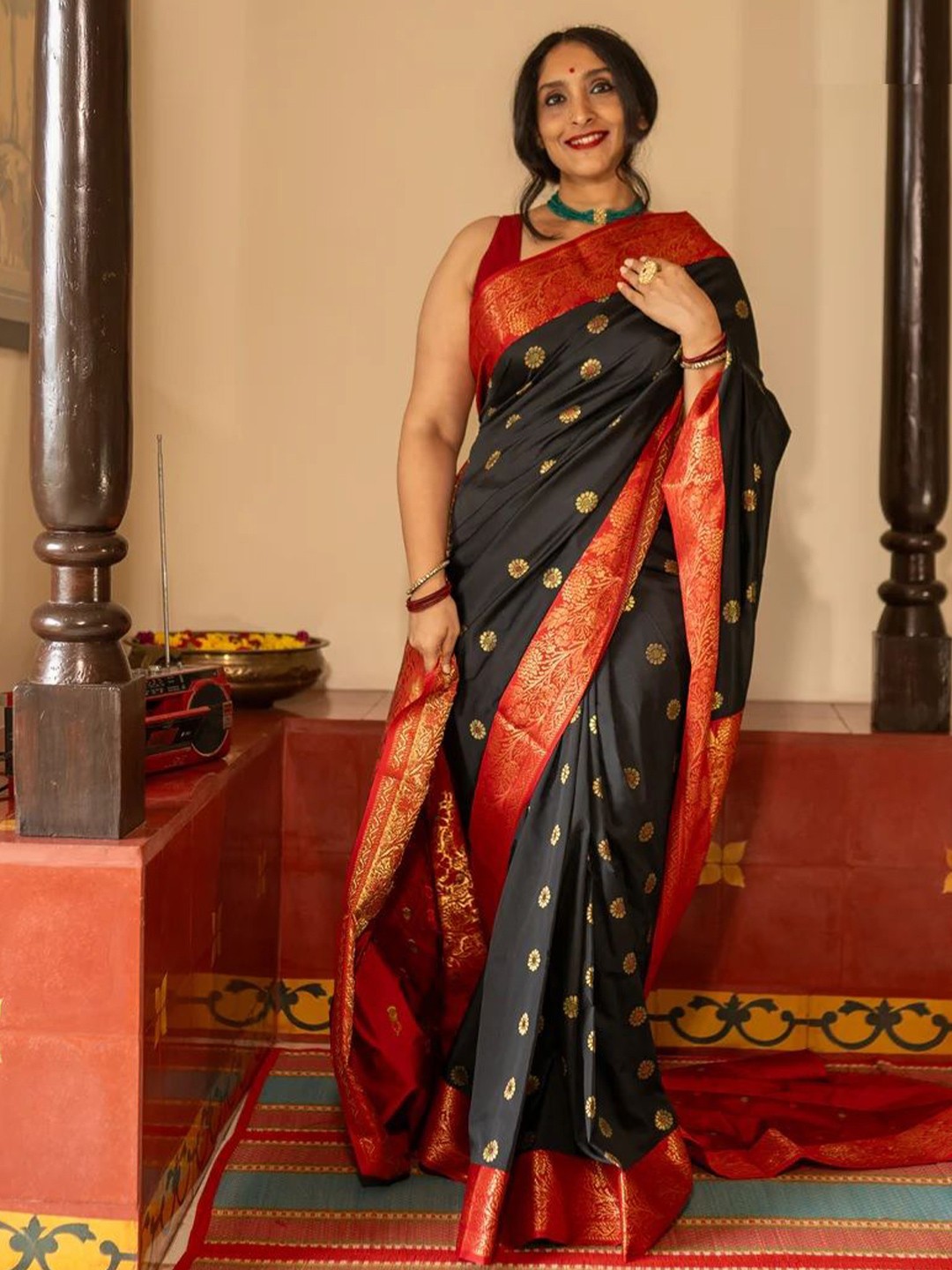 

VASALI Woven Design Zari Silk Blend Kanjeevaram Saree, Navy blue