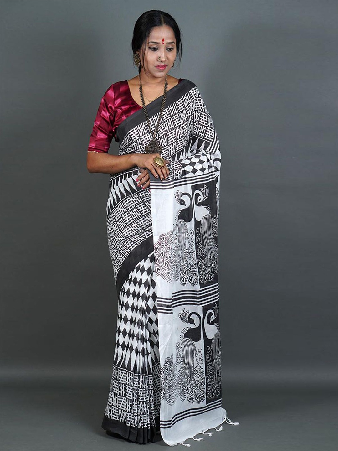

ODETTE Geometric Printed Saree With Blouse Piece, Black