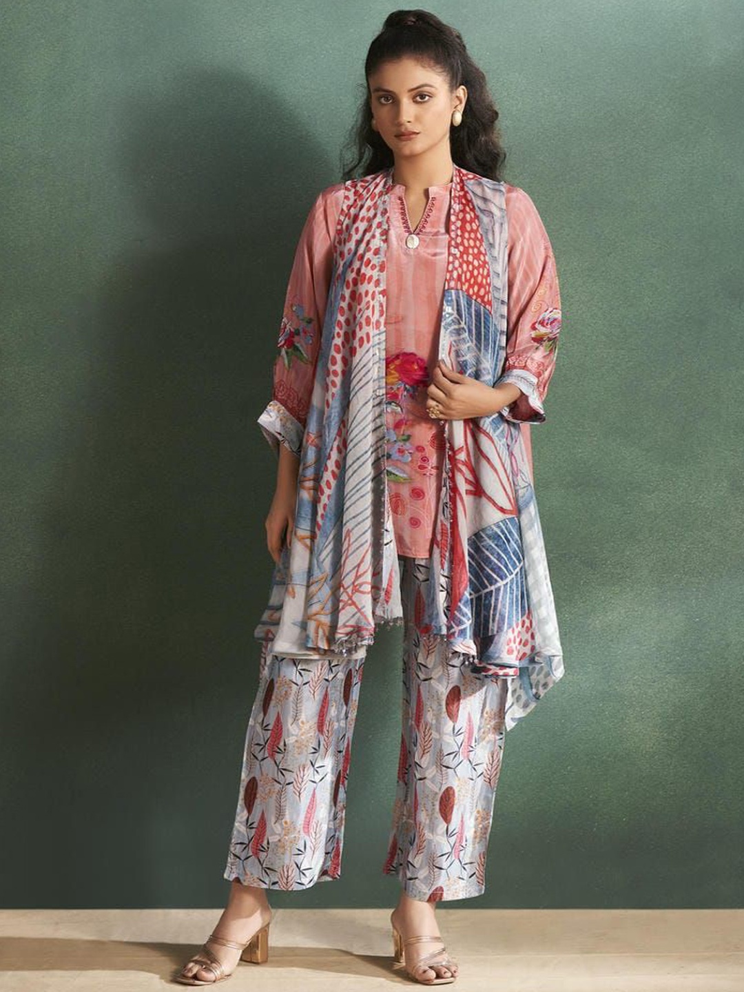 

Kaftanize Floral Printed Mandarin Collar Tunic & Trousers With Shrug, Peach