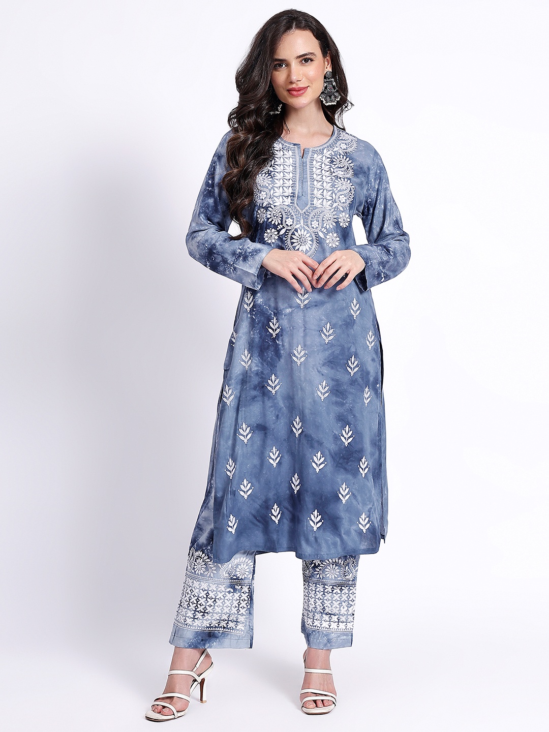 

NAZAQAT ETHNIC INDIA Floral Embroidered Notch Neck Chikankari Straight Kurta With Trousers, Grey