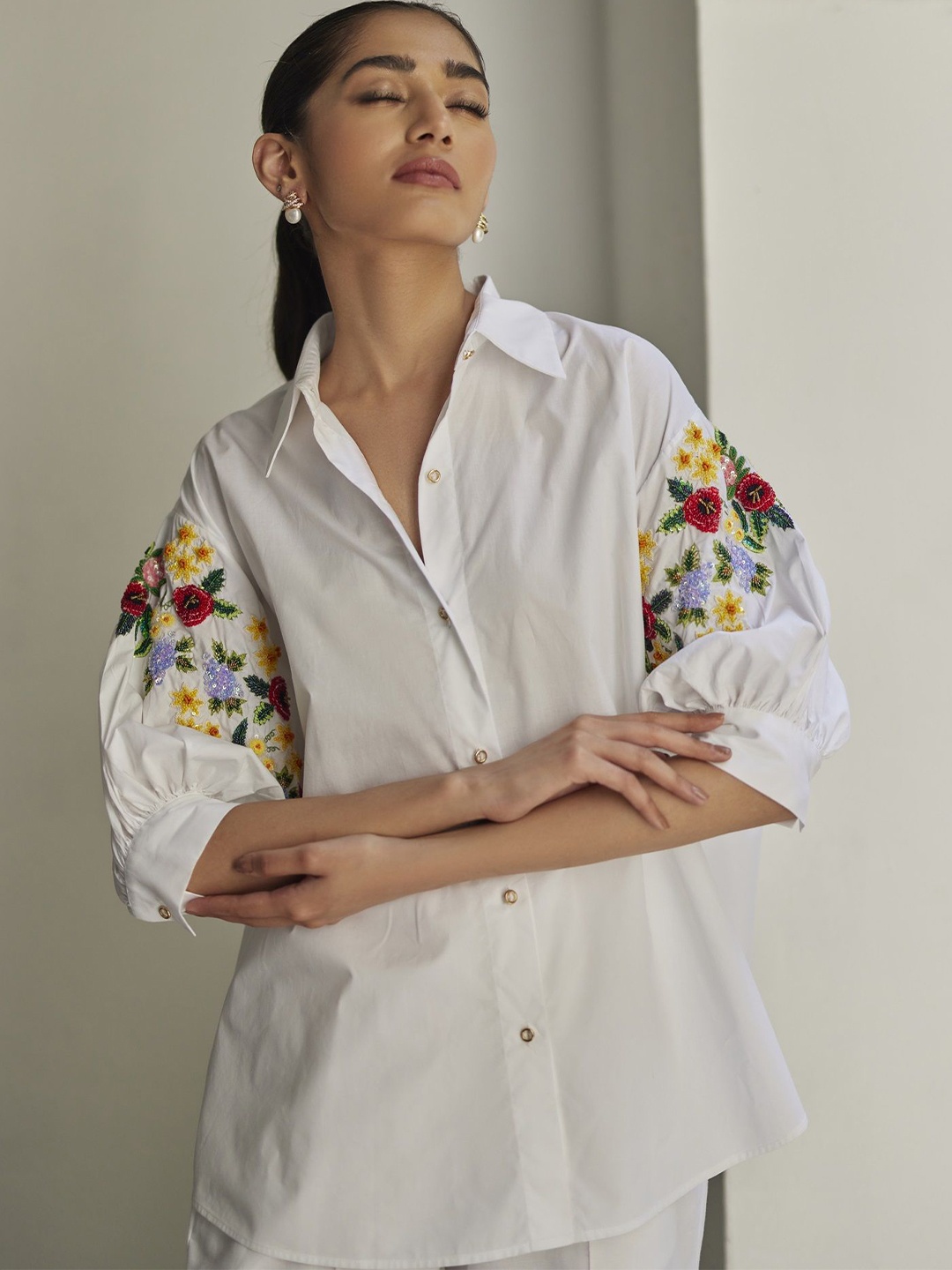 

BETRUE Women Spread Collar Floral Printed Cotton Relaxed Fit Casual Shirt, White