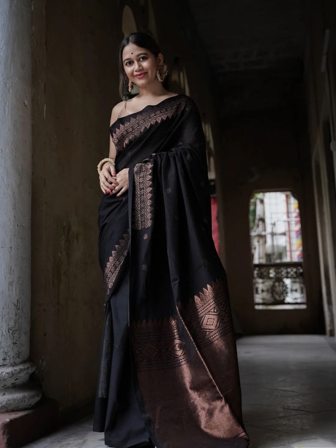 

VASALI Ethnic Motifs Zari Silk Blend Kanjeevaram Saree, Black