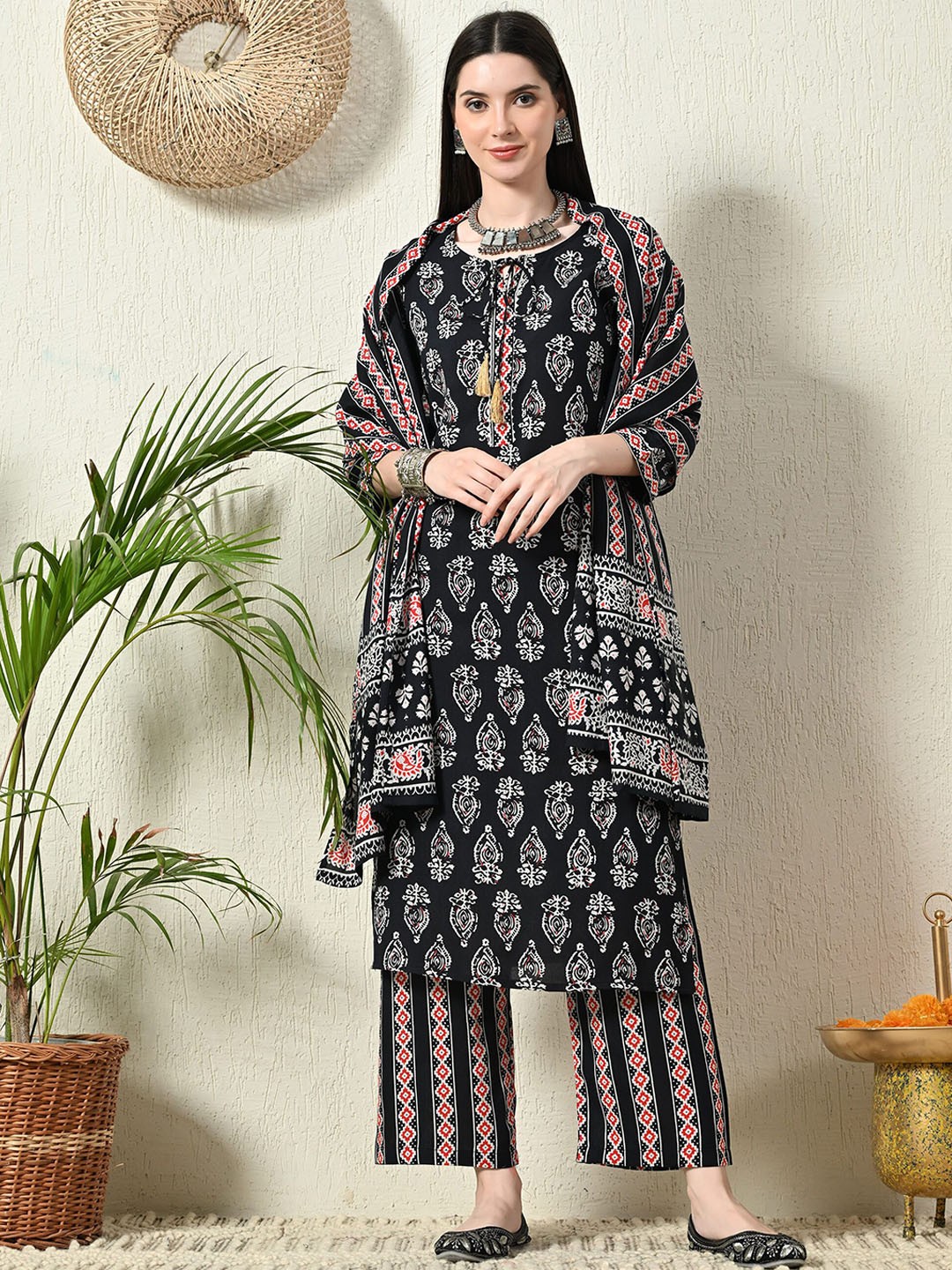 

JAI KURTIES Ethnic Motifs Printed Straight Kurta With Trousers & Dupatta, Black