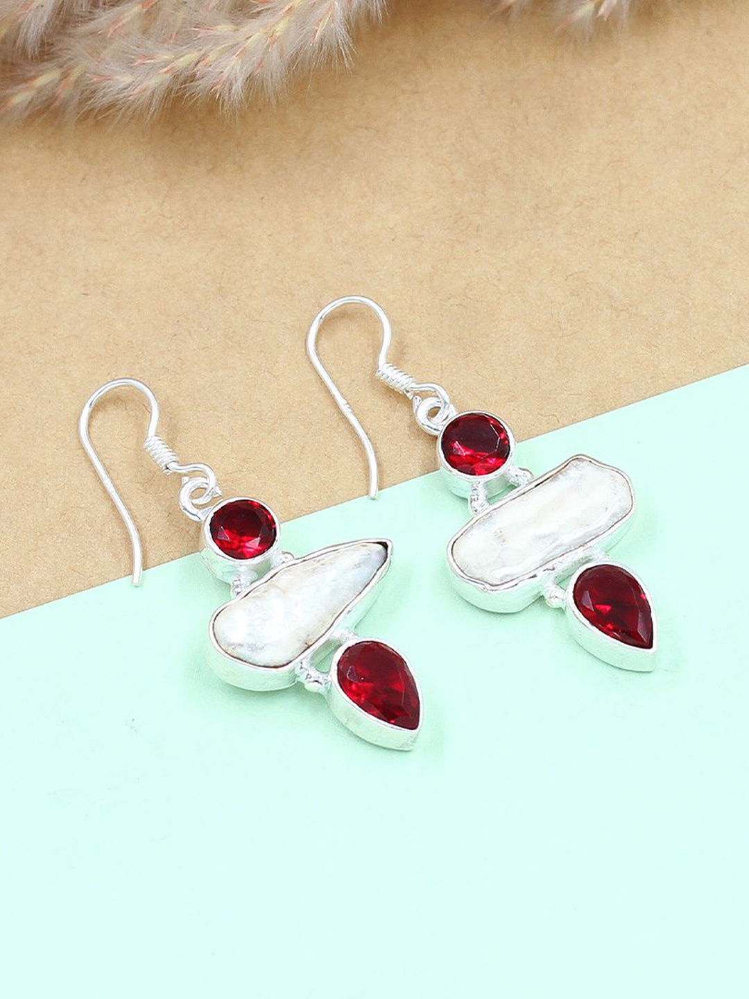 

SANGEETA BOOCHRA Silver Kundan Teardrop Shaped Drop Earrings, Red