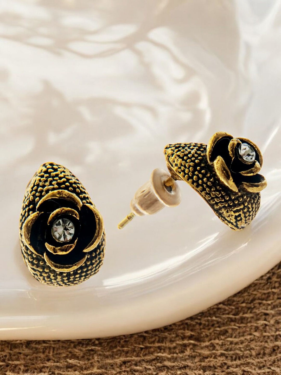 

LUCKY JEWELLERY Contemporary Studs Earrings, Gold