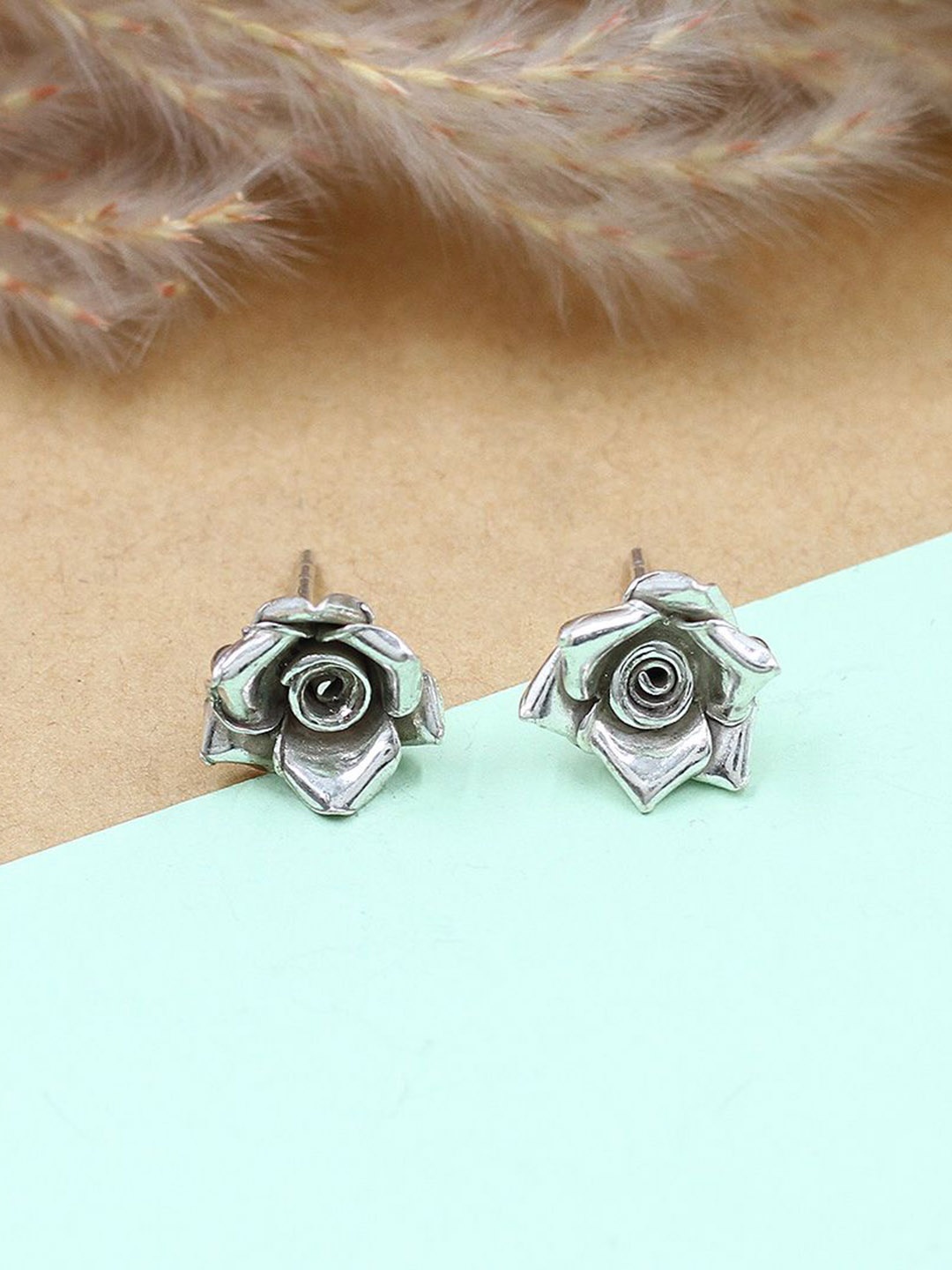 

SANGEETA BOOCHRA Sophisticated Aadiya Silver Floral Shaped Studs