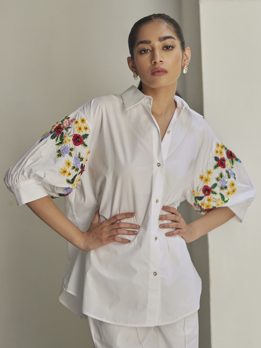 

BETRUE Women Spread Collar Floral Printed Cotton Relaxed Fit Casual Shirt, White