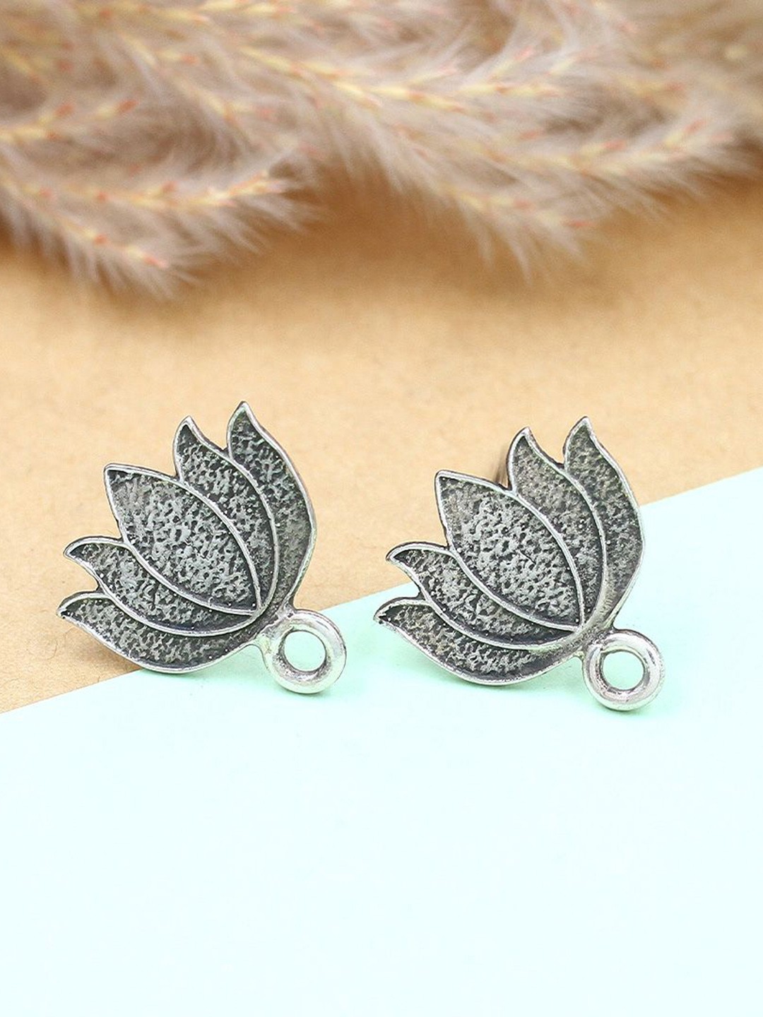 

SANGEETA BOOCHRA Silver Floral Studs