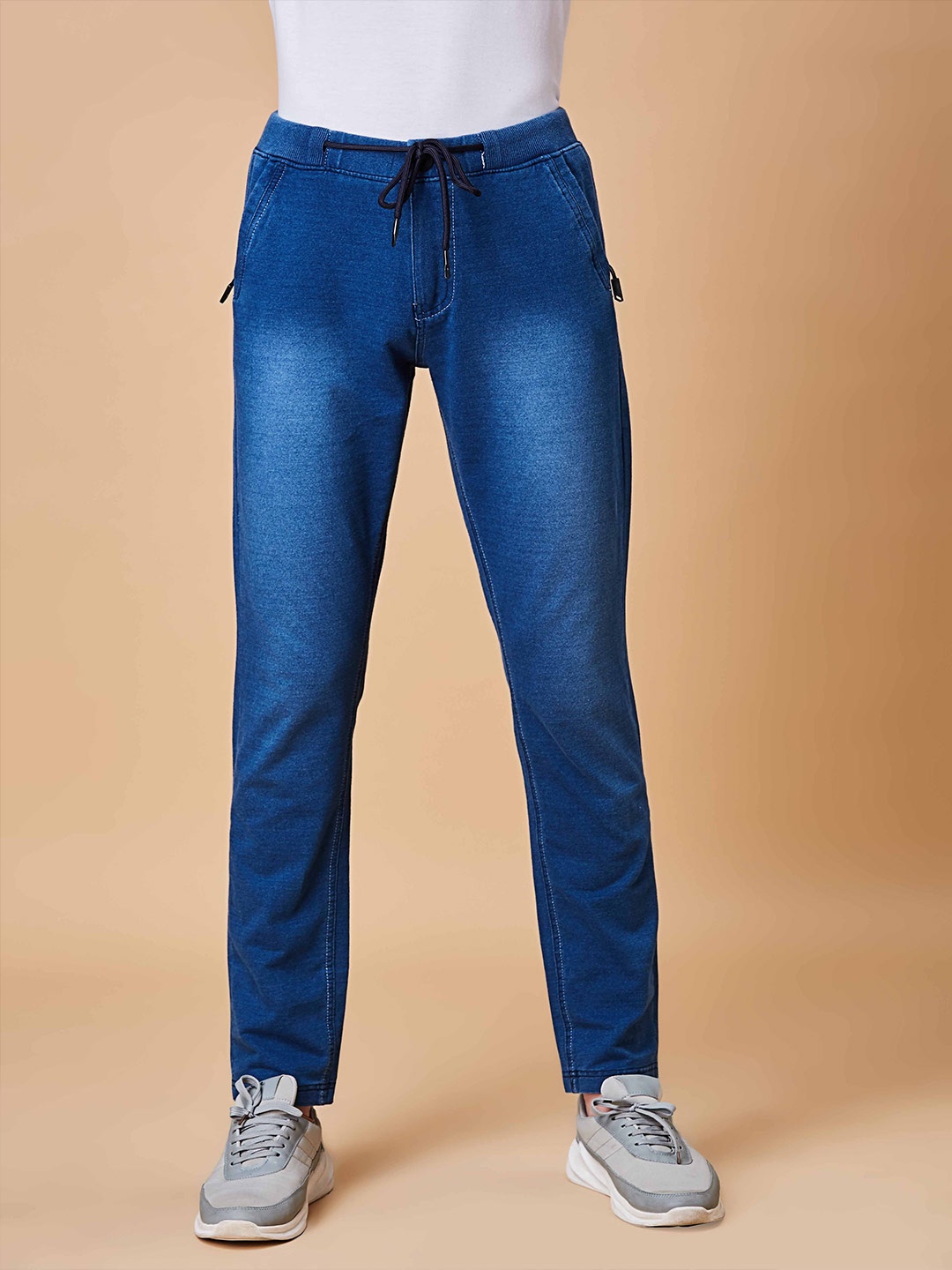 

Beevee Men Classic Light Blue Regular Fit Light Fade Jeans