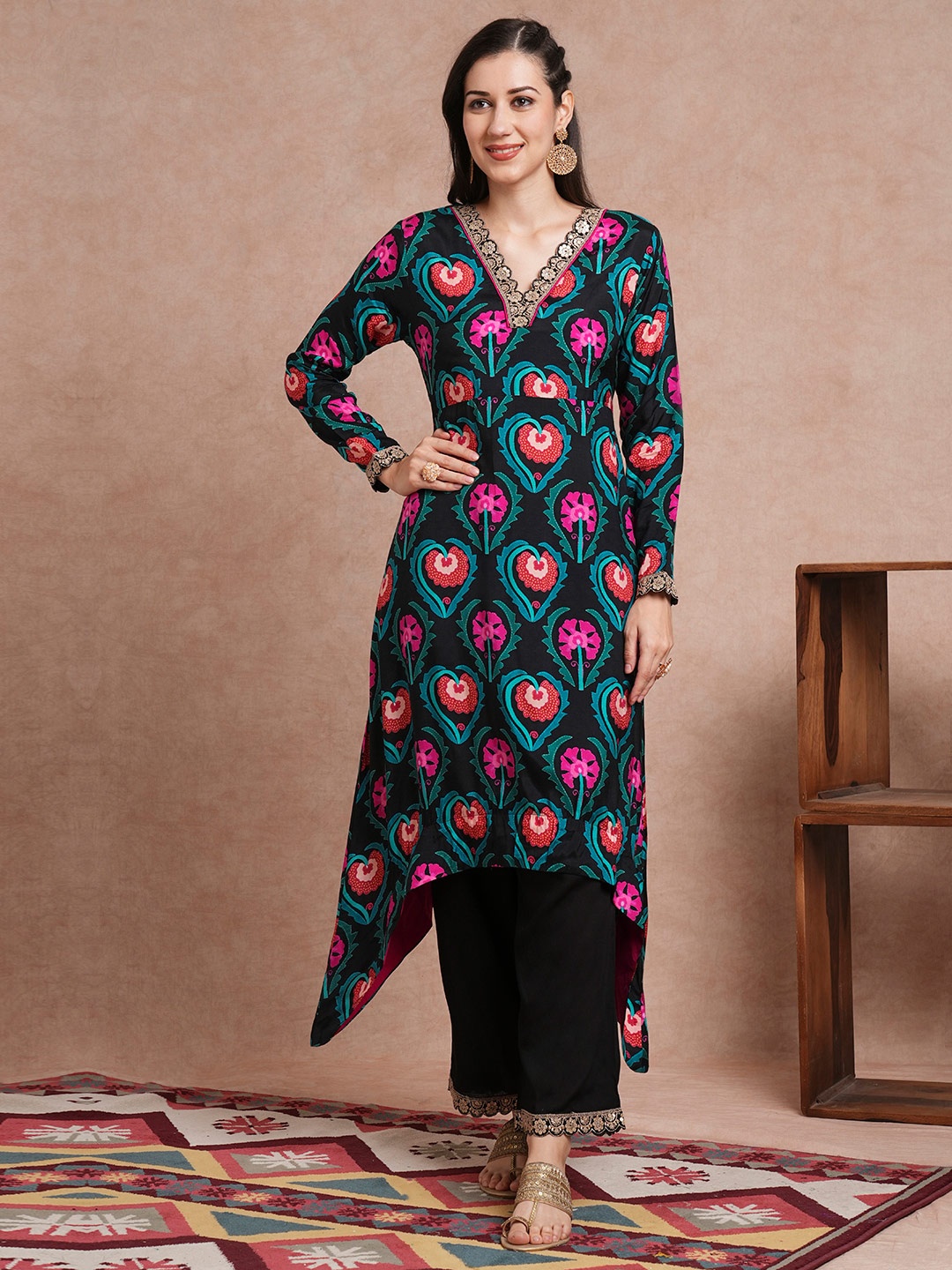 

FASHOR Floral Printed Sequinned V-Neck V-Neck Kurta With Trouser, Black