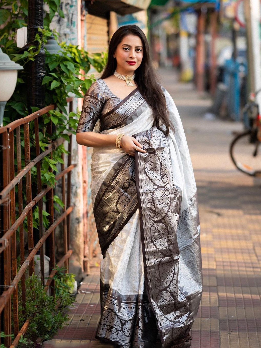 

VASALI Woven Design Zari Kanjeevaram Saree, White