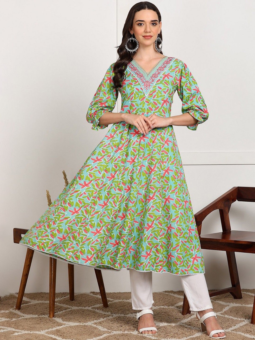 

PURVIJA KURTIES Floral Embroidered Thread Work Kurta, Green
