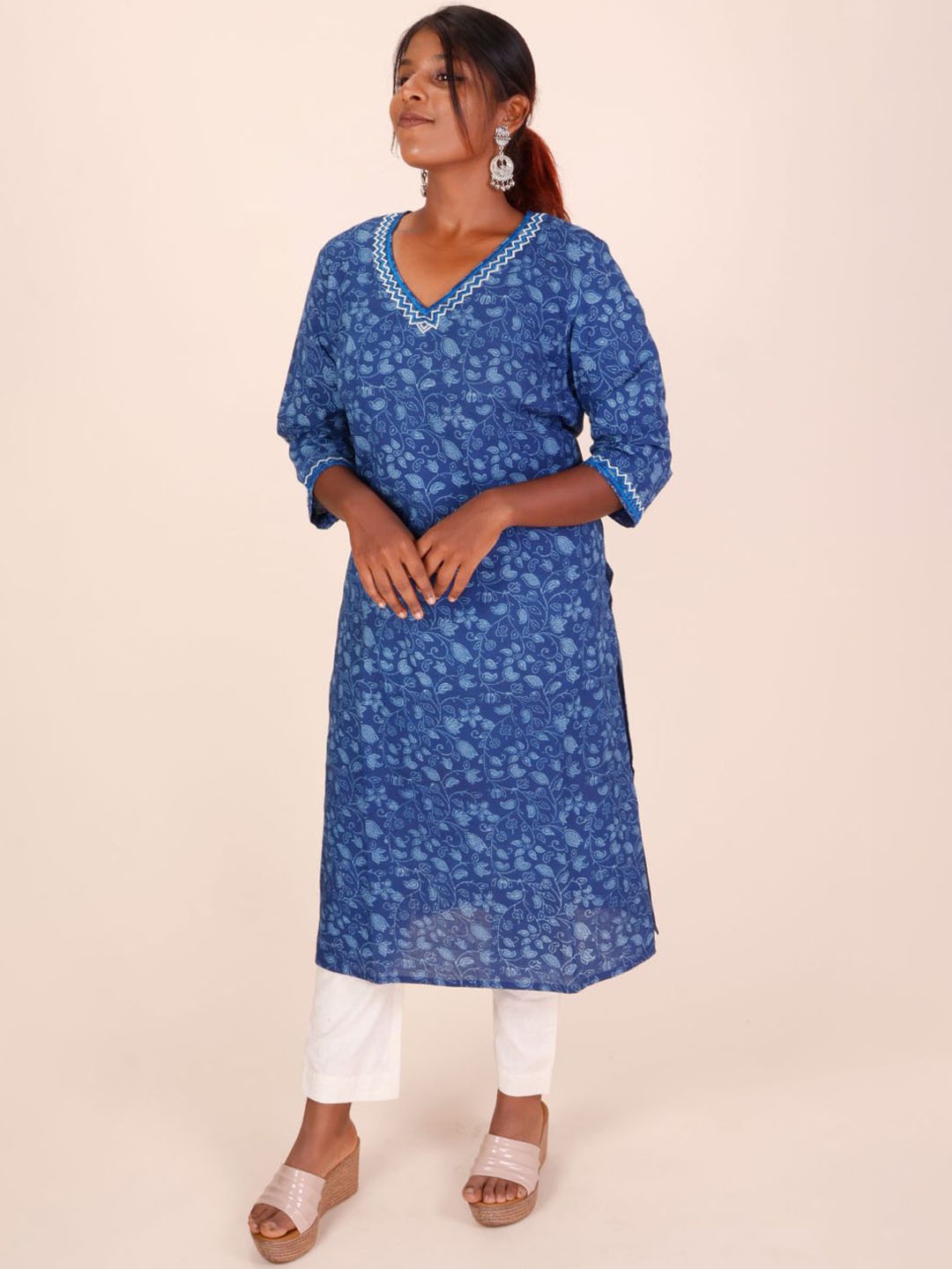 

Avishya Floral Printed Thread Work Pure Cotton Straight Kurta, Blue