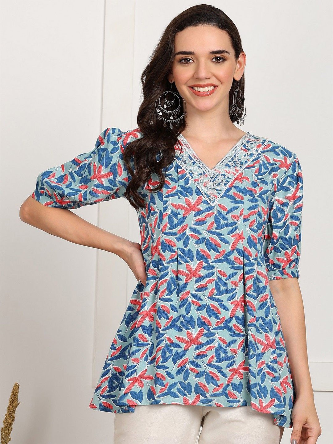 

PURVIJA KURTIES Women Floral Printed V-Neck Top, Blue