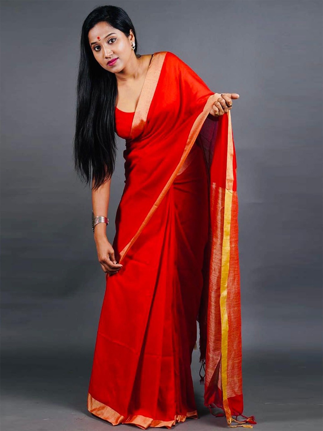 

ODETTE Solid Zari Saree with Unstitched Blouse, Red