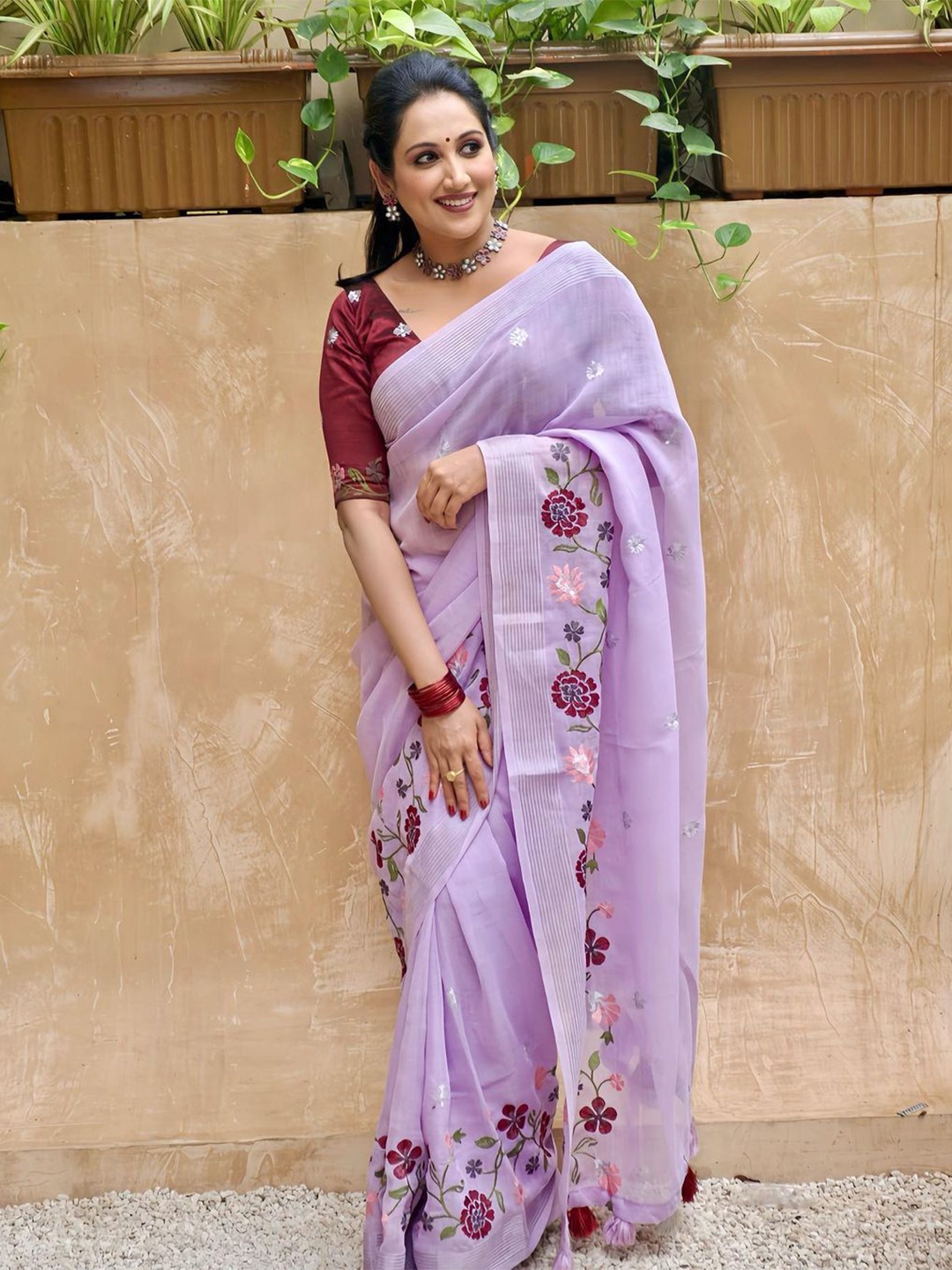 

STAVA CREATION Women Floral Embroidered Pure Linen Saree, Purple