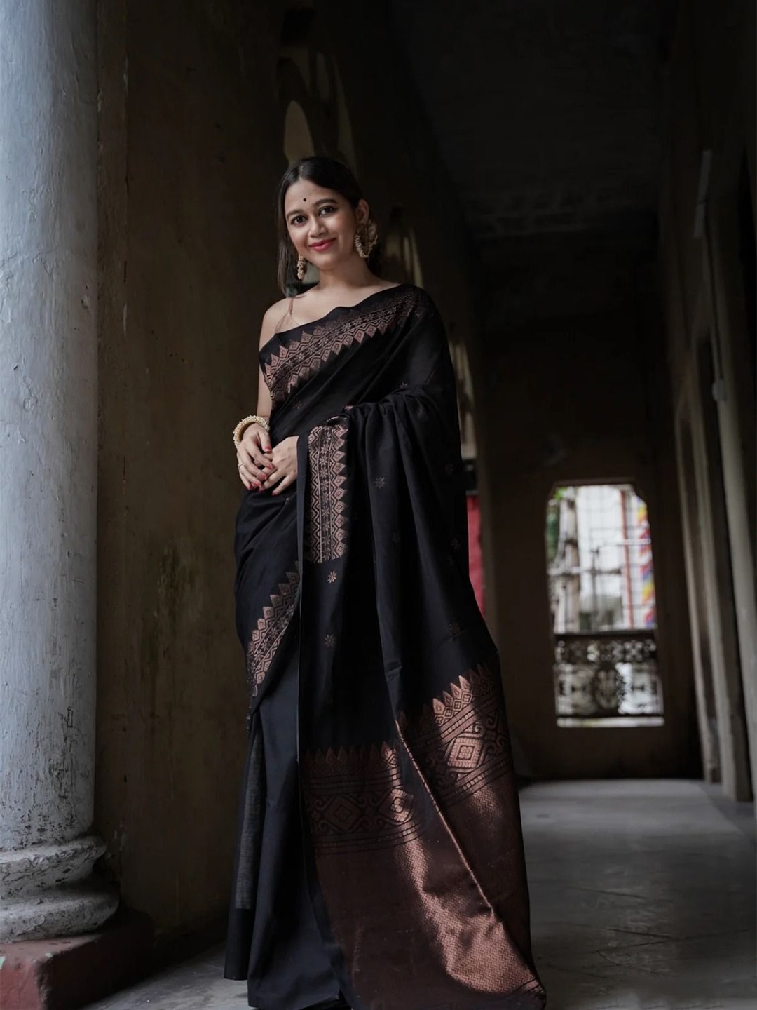 

VASALI Woven Design Zari Kanjeevaram Saree, Black