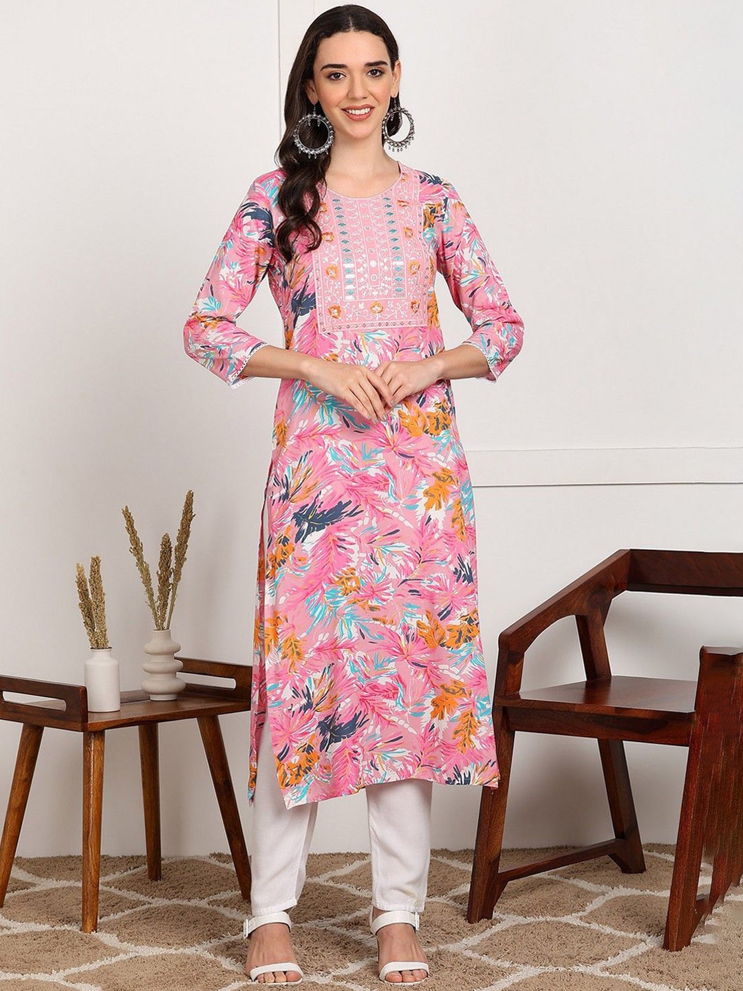 

PURVIJA KURTIES Floral Embroidered A-Line Kurta, Pink