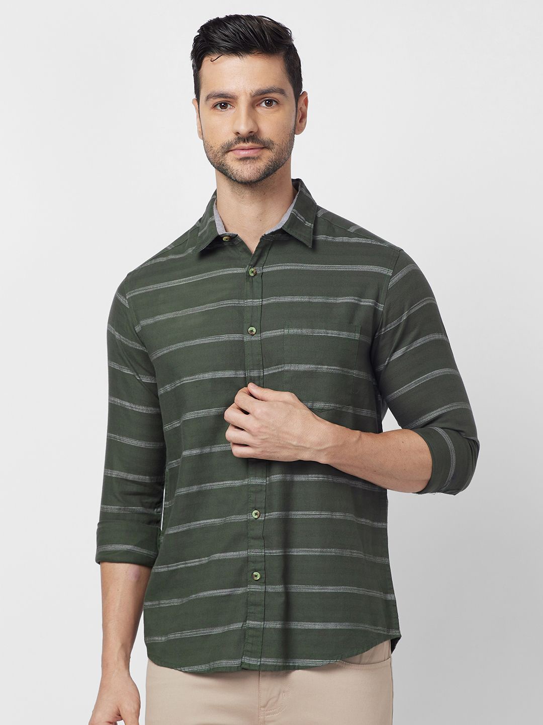 

SNX Men Spread Collar Horizontal Striped Cotton Tailored Fit Casual Shirt, Green