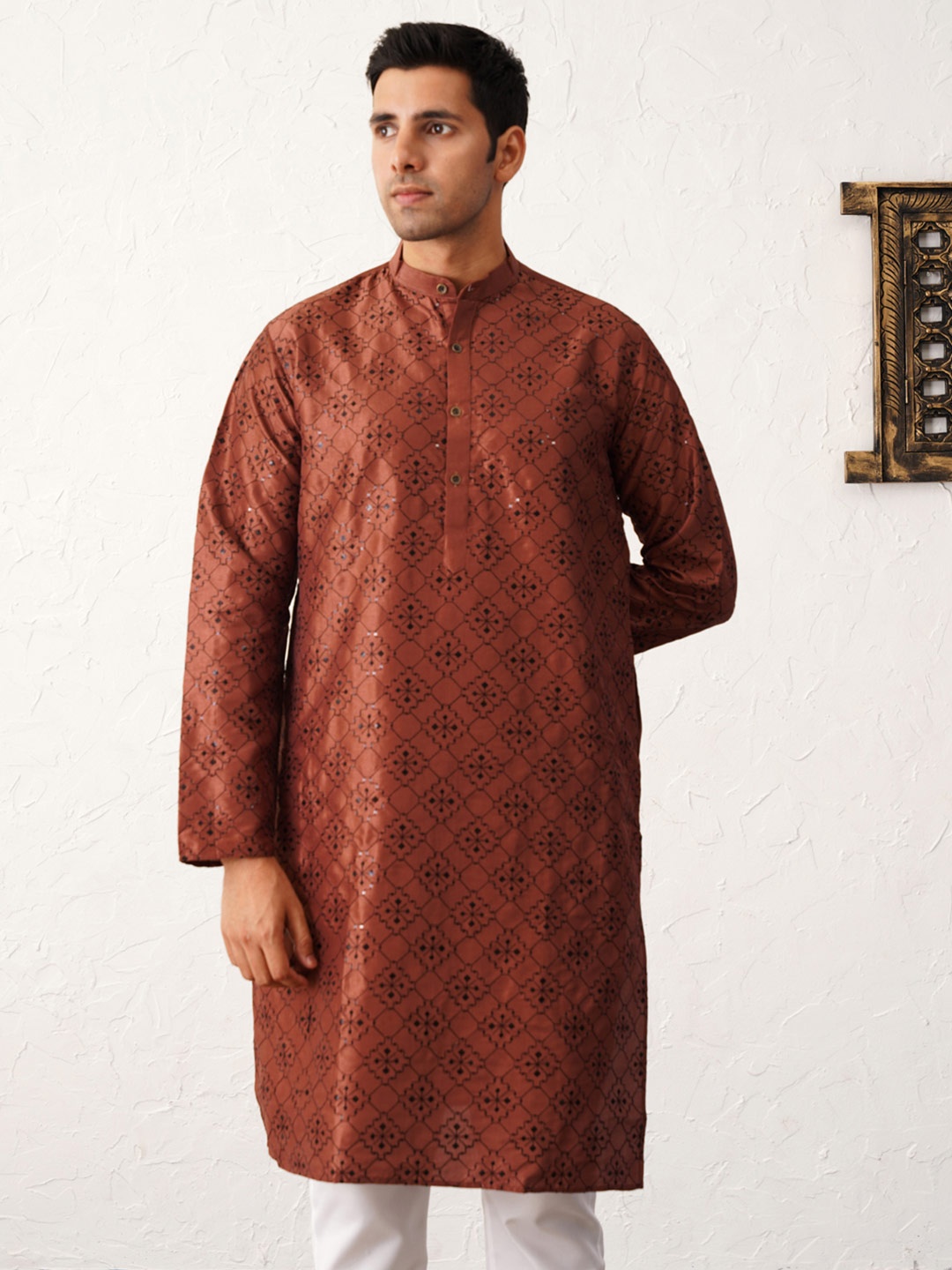 

Jompers Floral Embroidered Chikankari & Sequinned Mandarin Collar Kurta With Trousers, Brown