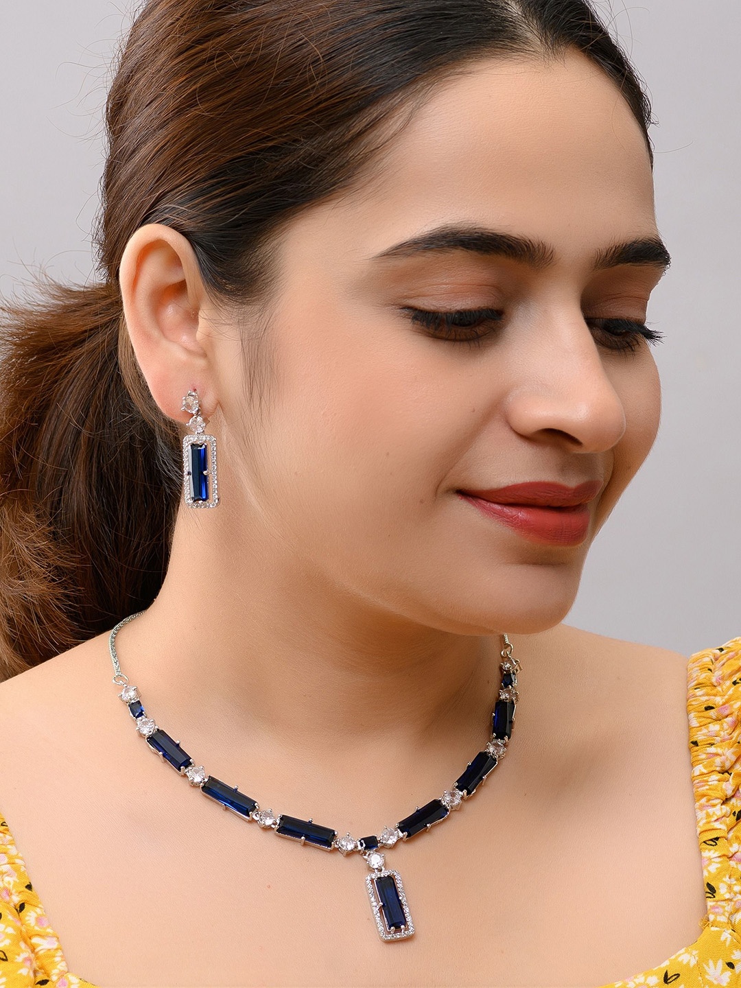 

HETPRIT Silver-Plated AD-Studded Necklace & Earrings