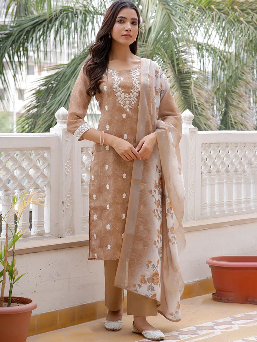 

VAASVA JAIPUR Floral Printed Regular Thread Work Kurta With Trouser & Dupatta, Brown