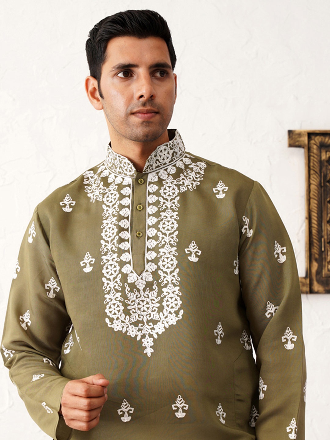 

Jompers Floral Embroidered Chikankari Cotton Silk Straight Kurta, Olive