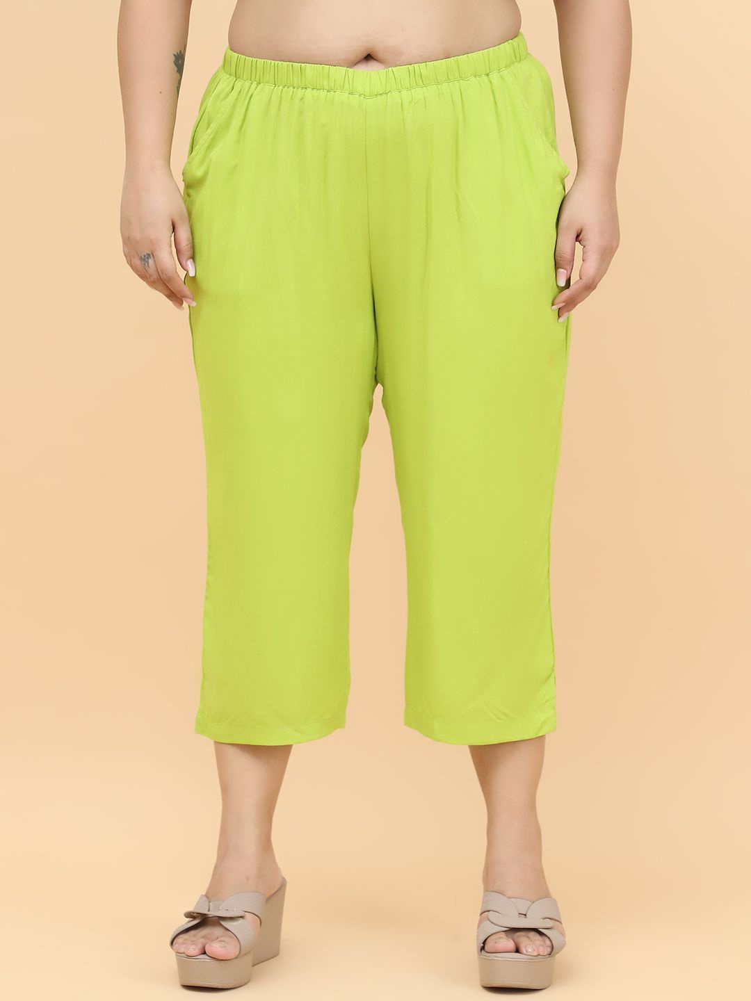 

theRebelinme Women Solid Regular Fit Mid-Rise Capris, Green