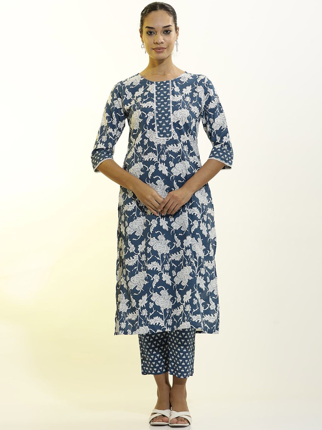 

Jaipur Kurti Floral Printed Cotton Blend Kurta Set, Navy blue