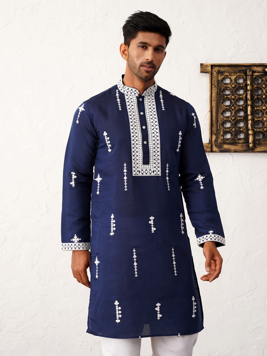 

Jompers Floral Embroidered Chikankari Mandarin Collar Kurta With Trousers, Navy blue