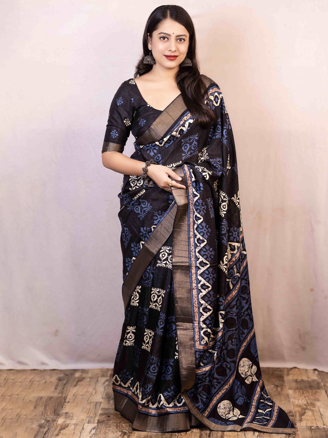 

STAVA CREATION Batik Printed Woven Design Zari Block Print Saree, Black