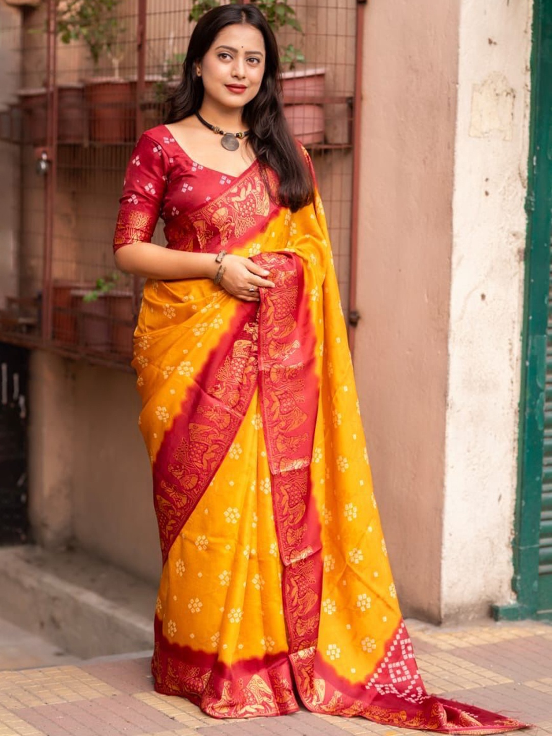

STAVA CREATION Bandhani Printed Zari Banarasi Saree, Yellow