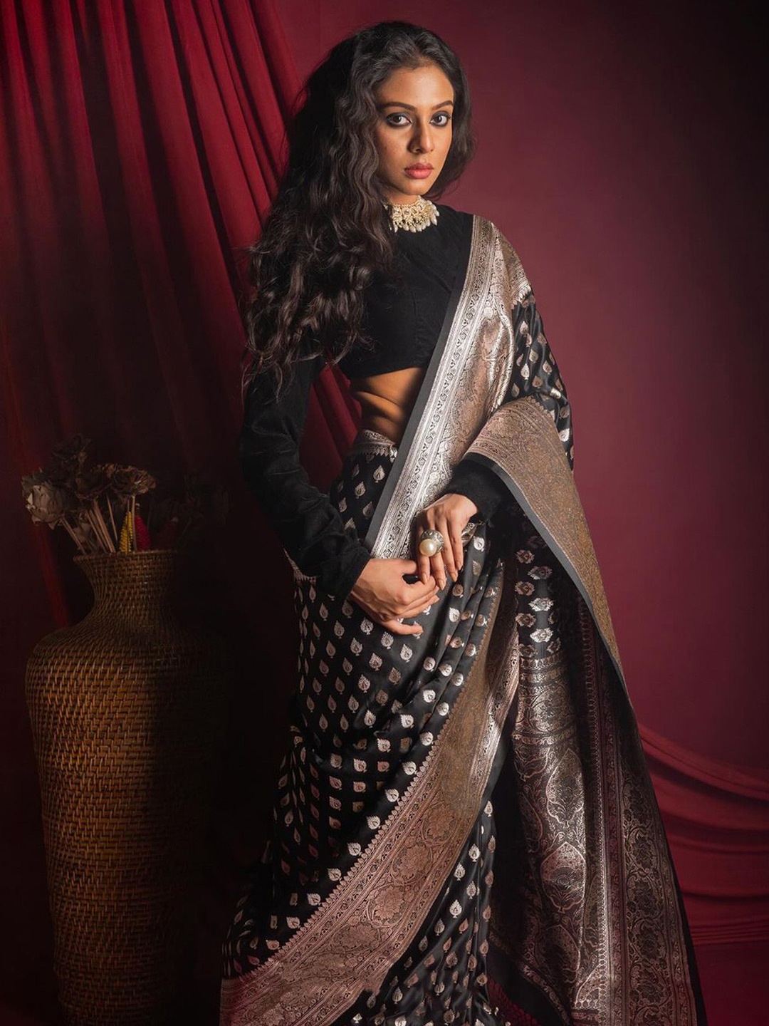 

VASALI Woven Design Zari Kanjeevaram Saree, Black