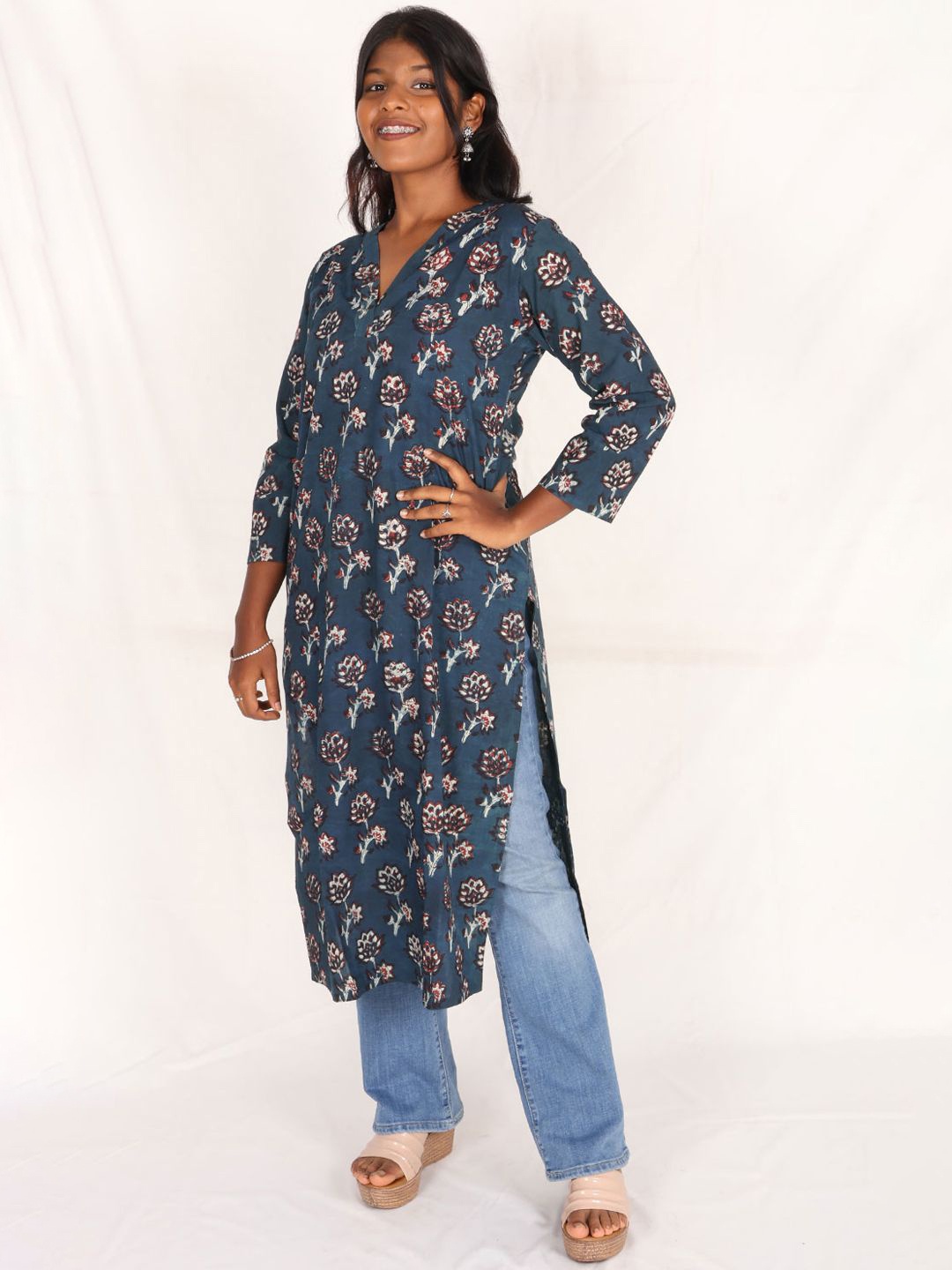 

Avishya Floral Printed V-Neck Pure Cotton Straight Kurta, Blue